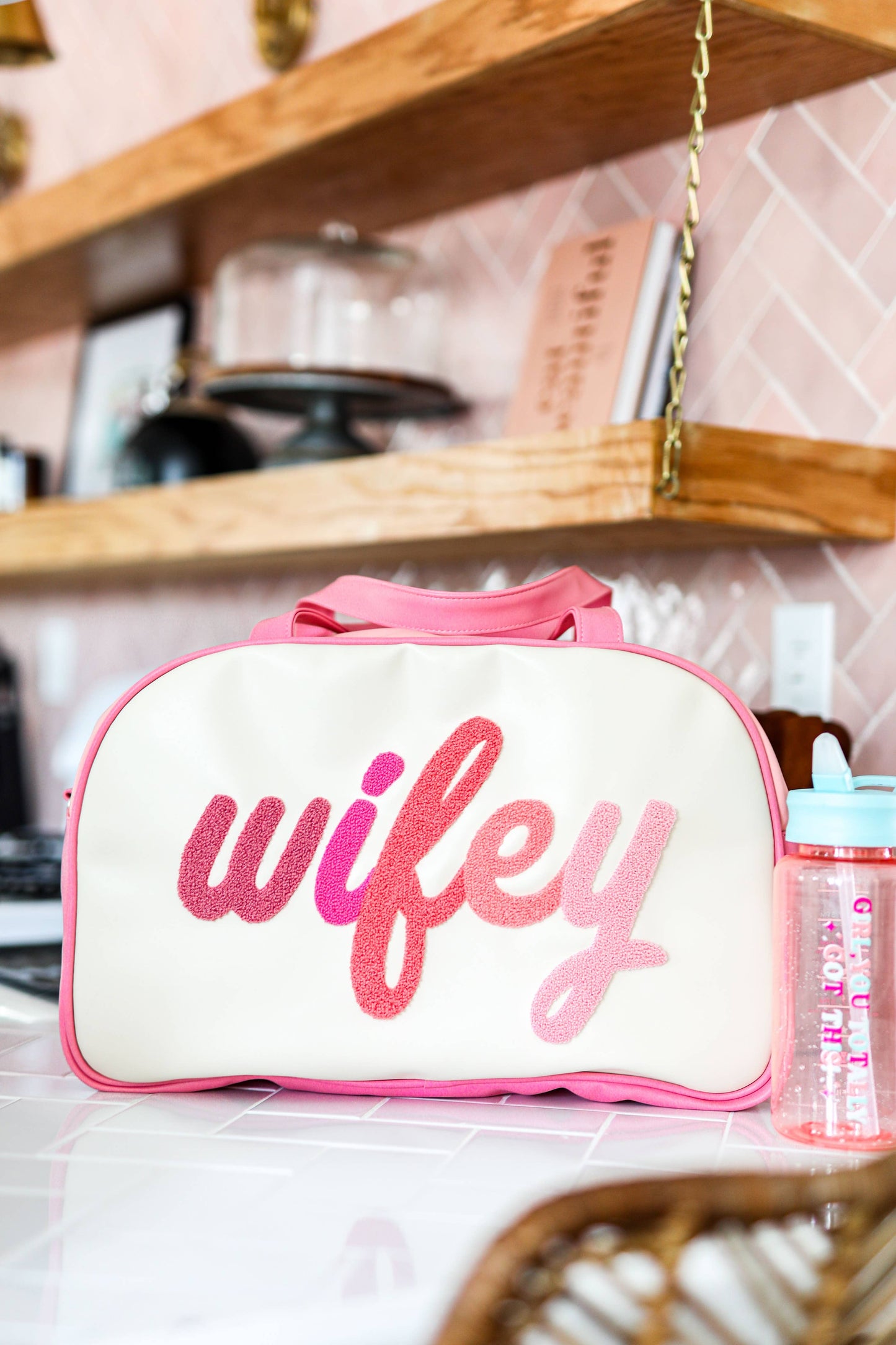 Duffle Bag - WIFEY (modern pink)